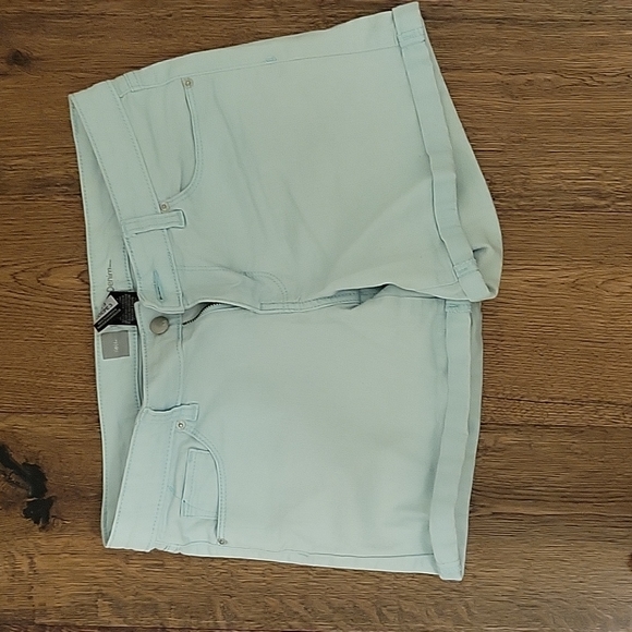 Mossio green shorts - Picture 2 of 2
